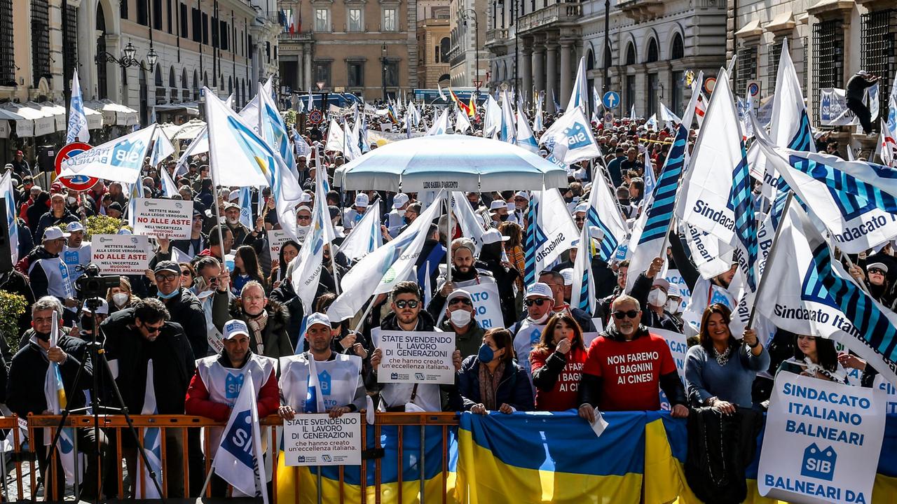Bolkestein, oltre cinquemila balneari in piazza: «Legge vergognosa»