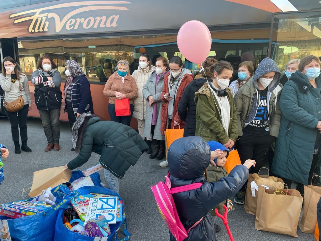 Dall'Ucraina alla Versilia, i profughi in salvo dalla guerra: il viaggio, le testimonianze, i racconti - Il video 