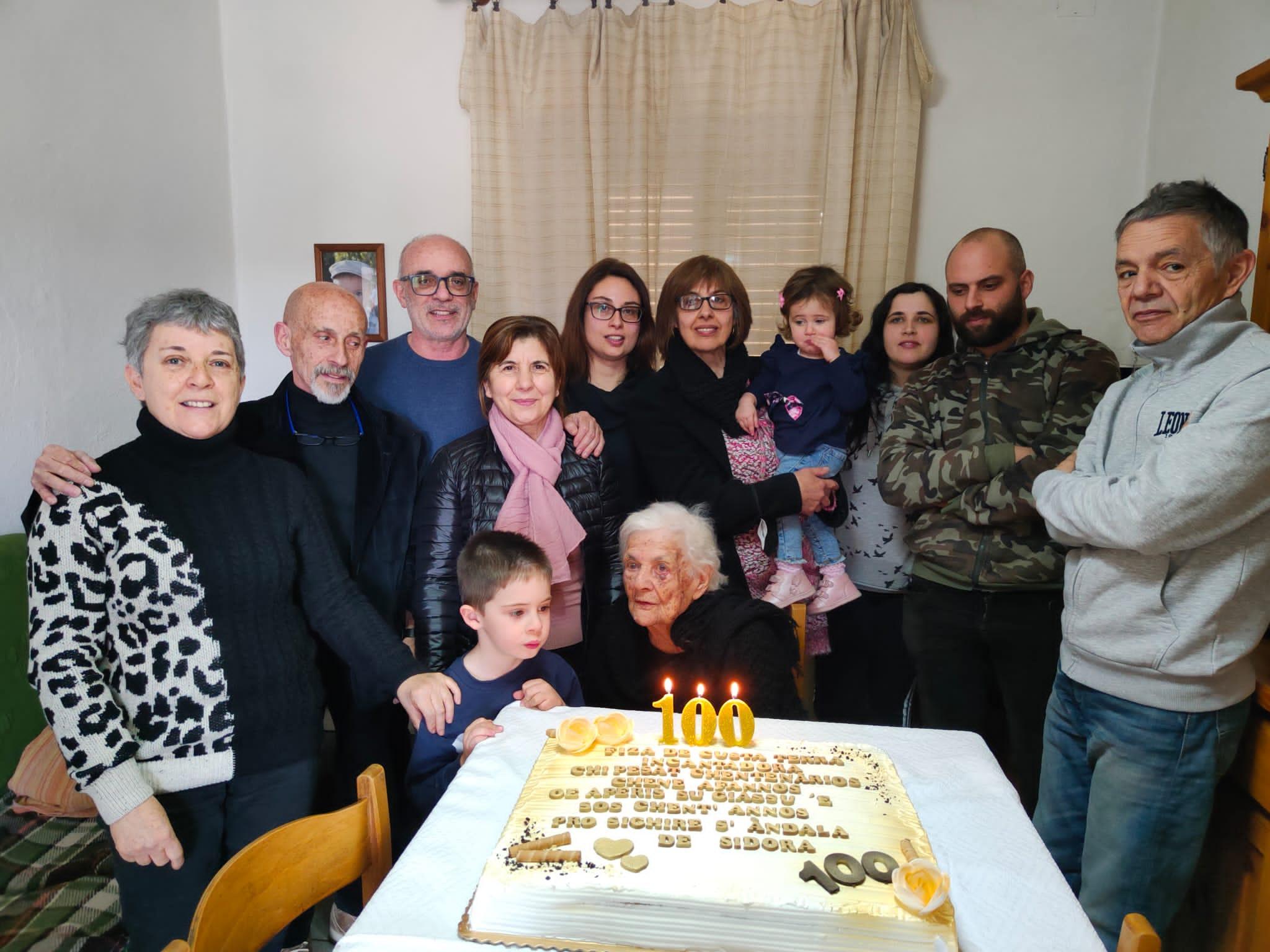 Cento candeline per tzia Anneta, figlia della prima centenaria di Seulo