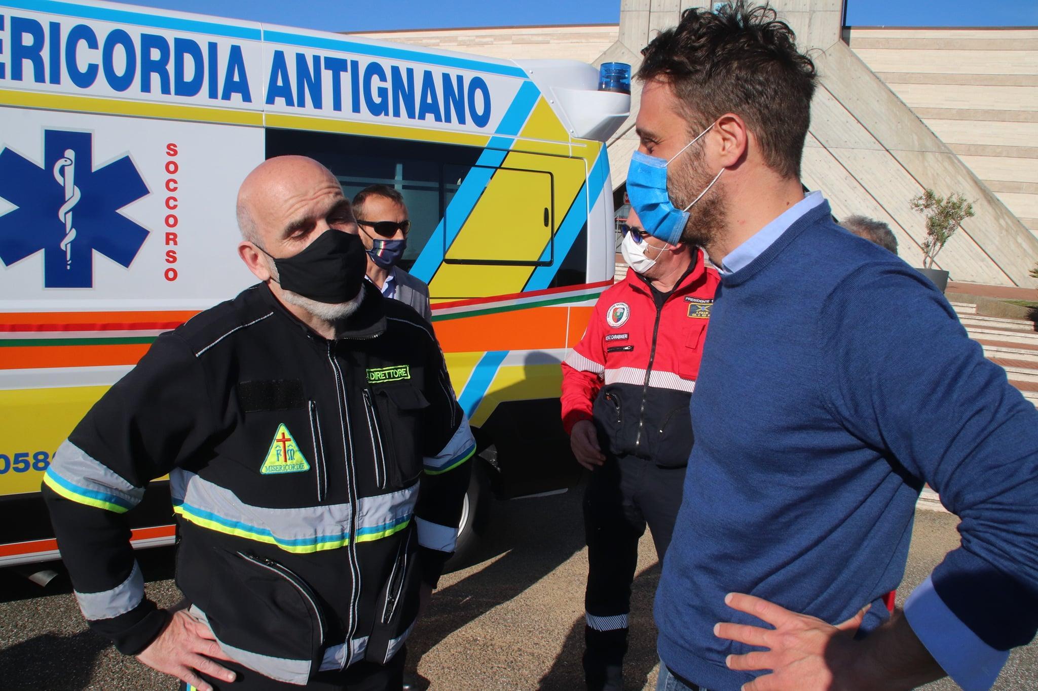 A sinistra il direttore della Misericordia di Antignano, davanti a un'ambulanza della confraternita di via Mondolfi, Fabio Cecconi
