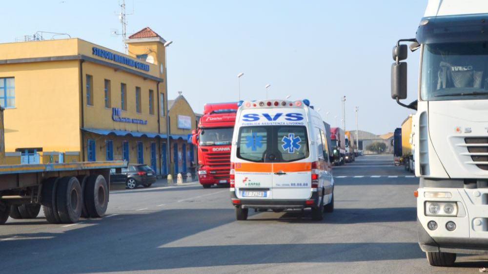 Un'ambulanza della Svs al porto in una foto d'archivio