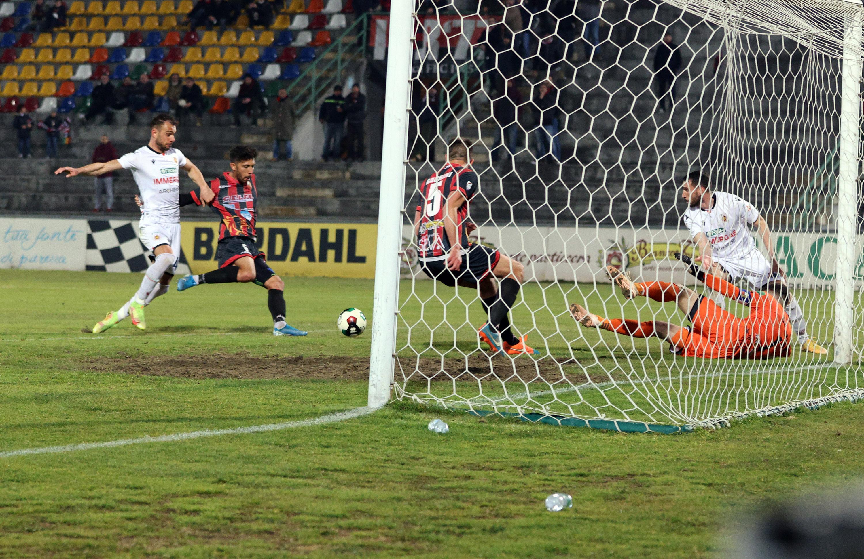 Una delle due occasioni della Reggiana nel primo tempo
