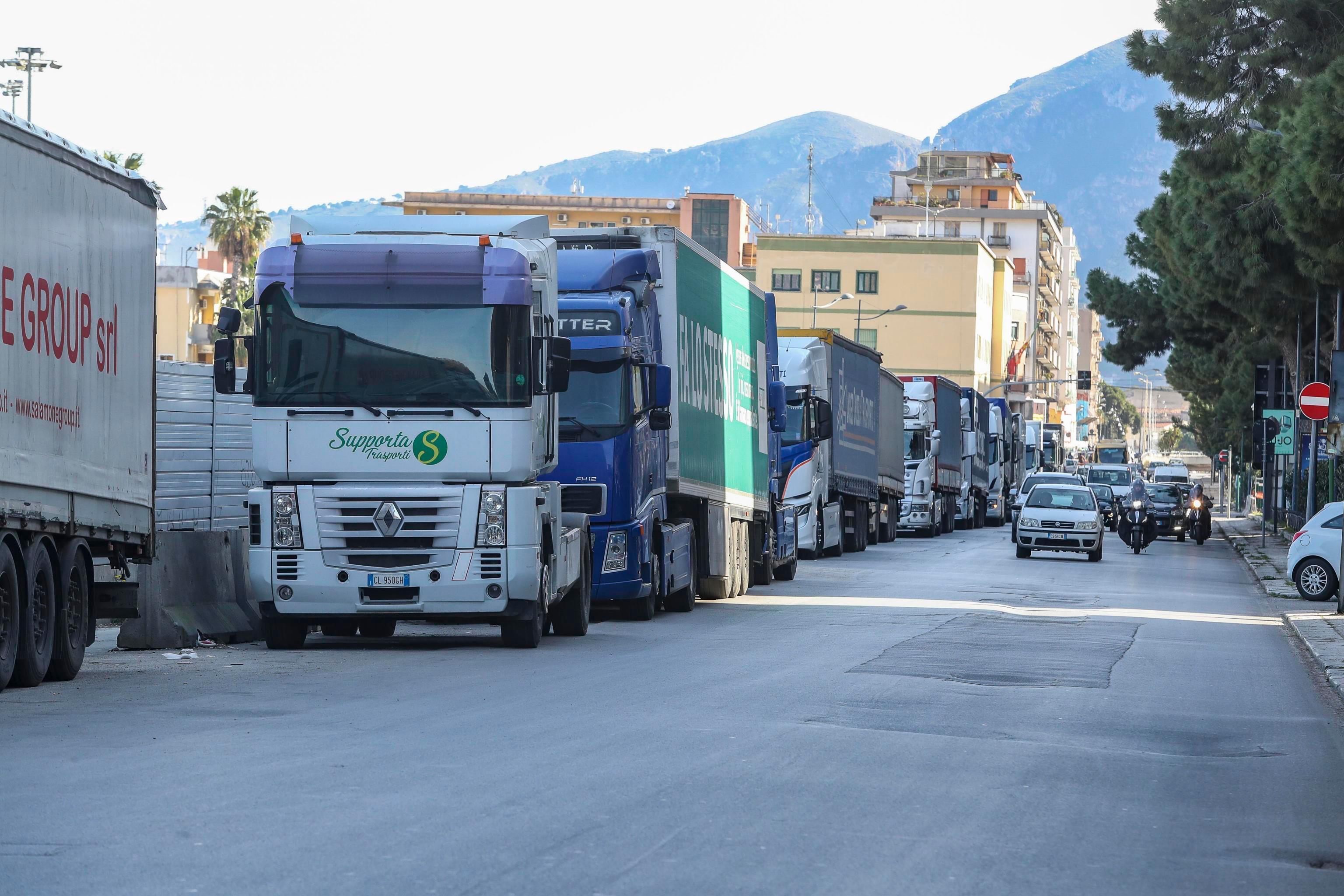 Caro carburanti, stop del governo allo sciopero: autotrasportatori sardi in rivolta 