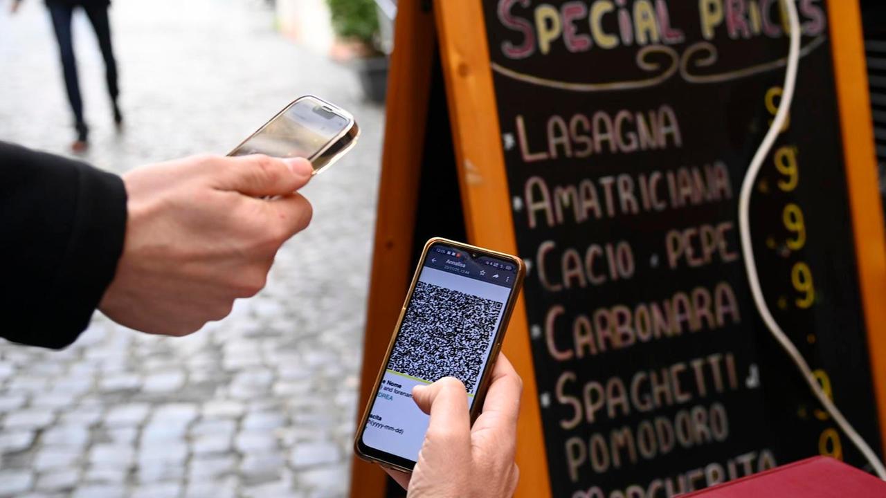 Ipotesi green pass solo per hotel e trasporti