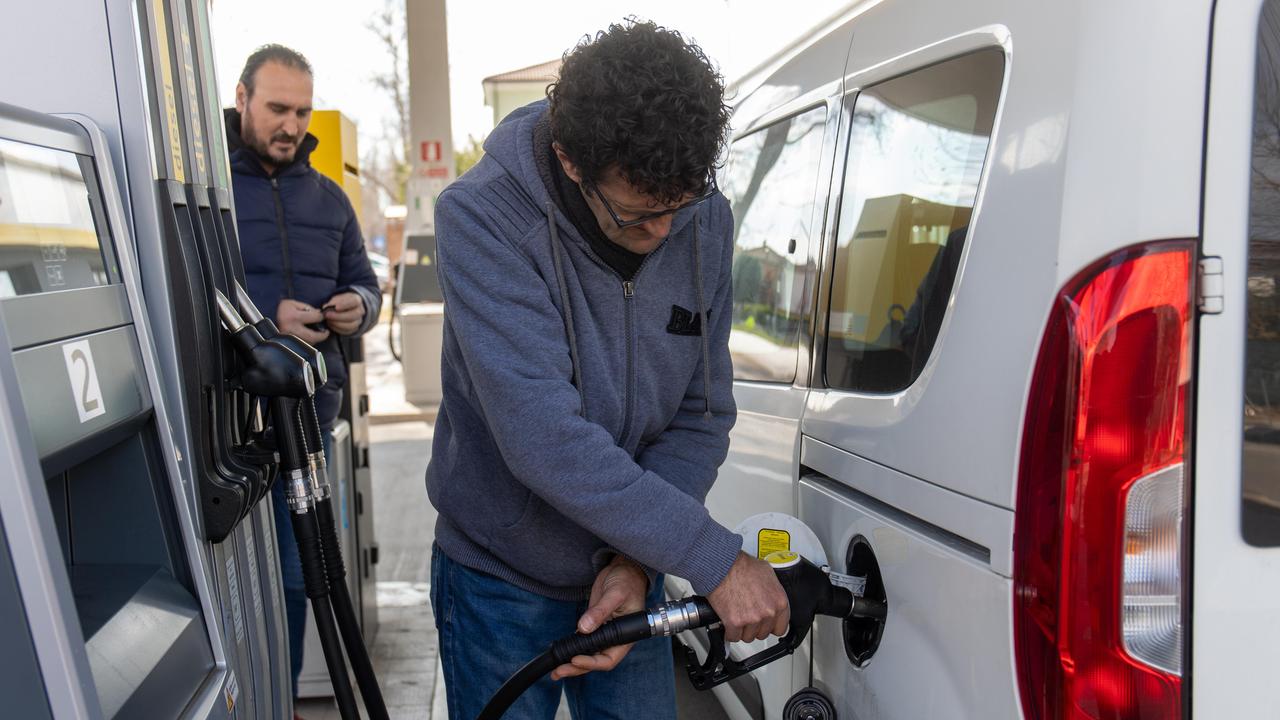 Il prezzo del carburante vola alle stelle: è possibile provare a risparmiare sul consumo