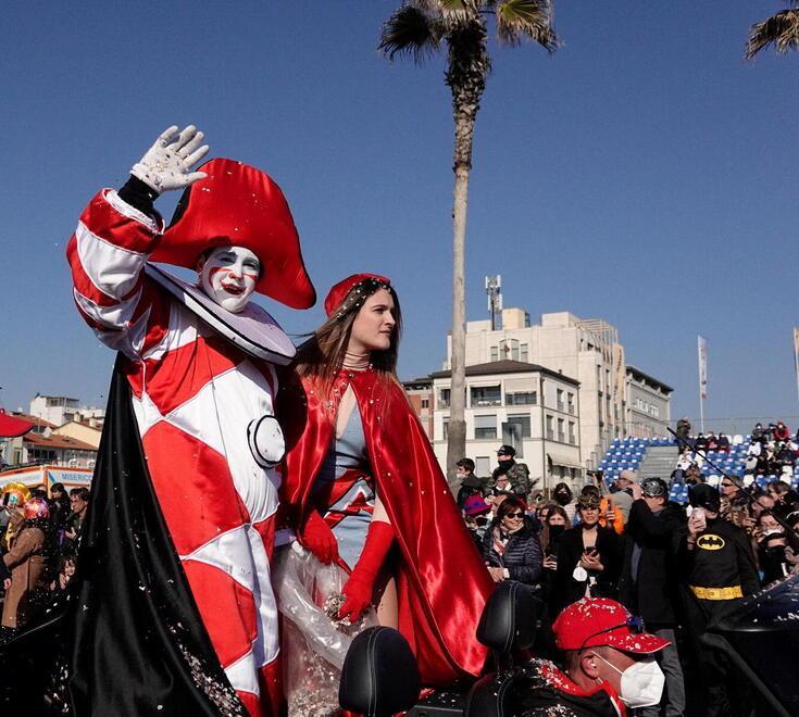 Carnevale di Viareggio, l’ultima sfilata e poi i verdetti. Anche Carlo Conti tra gli ospiti 