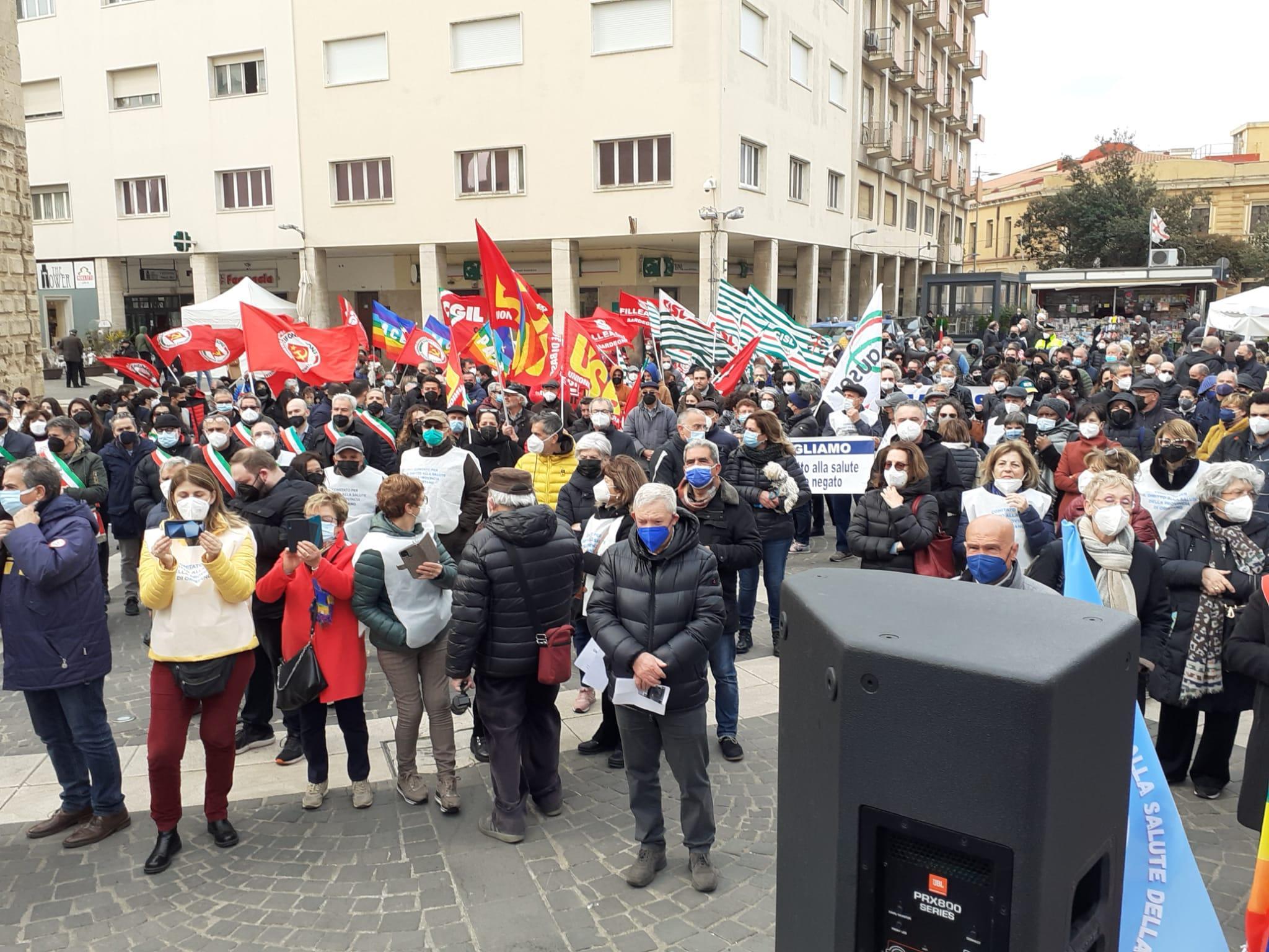 Salute, Nuorese e Oristanese dicono basta al duopolio Nord-Sud: in piazza medici e infermieri