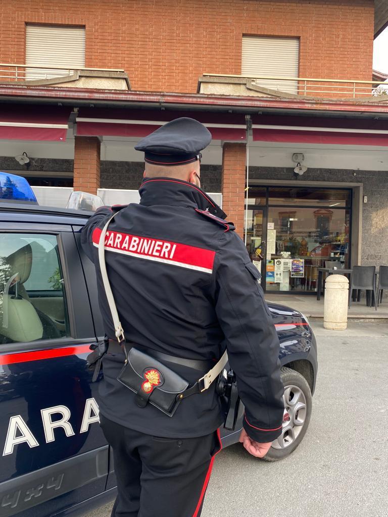 Litiga nel bar in cui gli era proibito entrare, ventenne nei guai