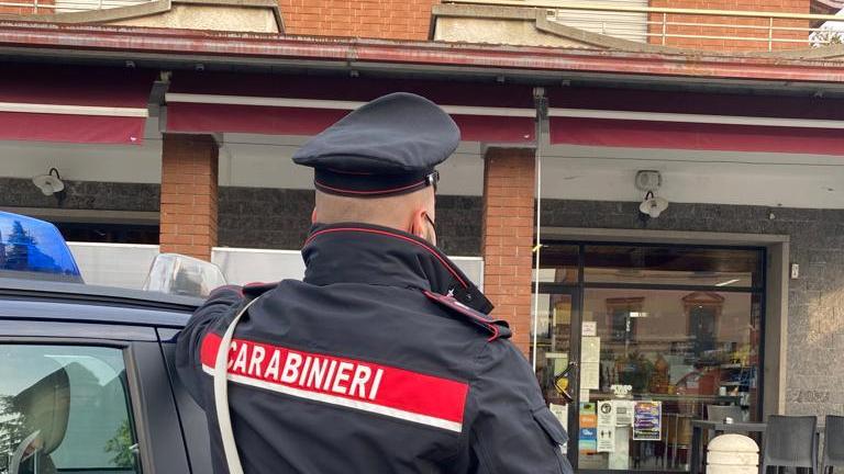 Litiga nel bar in cui gli era proibito entrare, ventenne nei guai