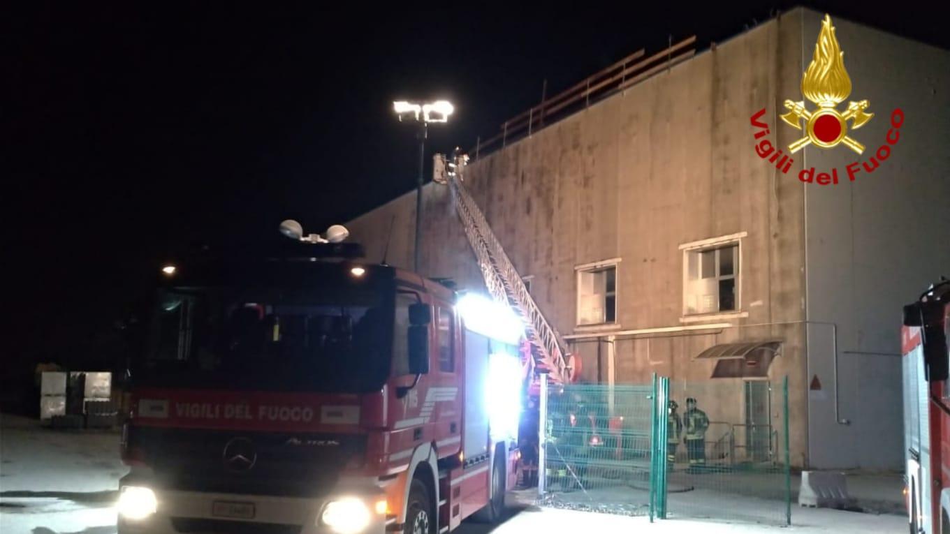 Castelnovo Sotto, incendio in un capannone della Snat Logistica