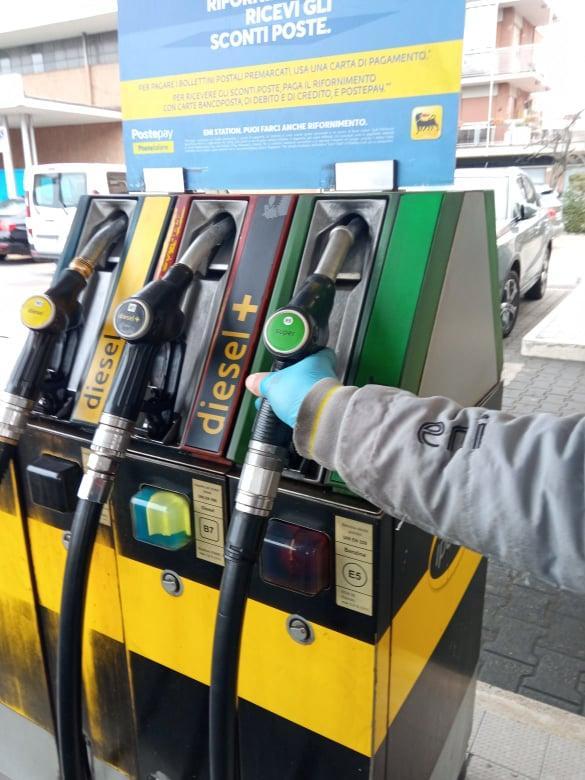 La Valle strangolata dal caro benzina. Ecco quanto si paga al distributore 