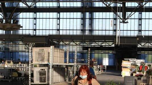 Un’operatrice al lavoro all’interno del mercato dei fiori di Pescia