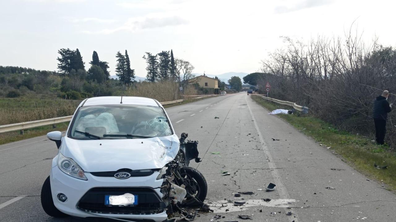 L'auto rimasta coinvolta nell'incidente che è costato la vita al motociclista (Foto Barlettani)