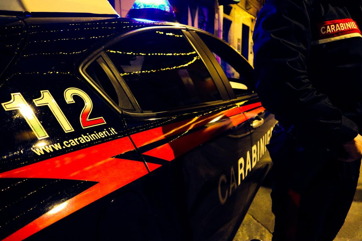 Picchia più volte la fidanzata e minaccia i suoi genitori: 18enne denunciato a Cagliari 
