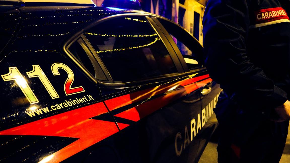 Picchia più volte la fidanzata e minaccia i suoi genitori: 18enne denunciato a Cagliari