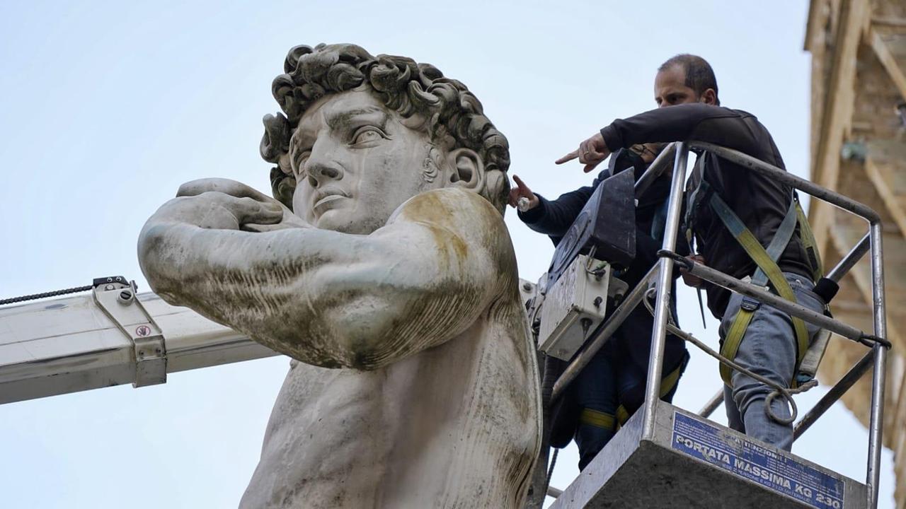 Il sopralluogo alla statua del David, a Firenze, dopo l'incendio ad opera del vandalo