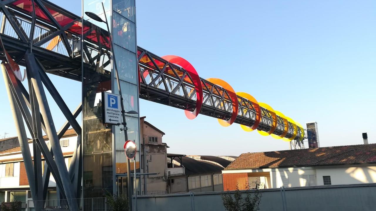 Gli ascensori per la passerella in via Mazzini a Peccioli