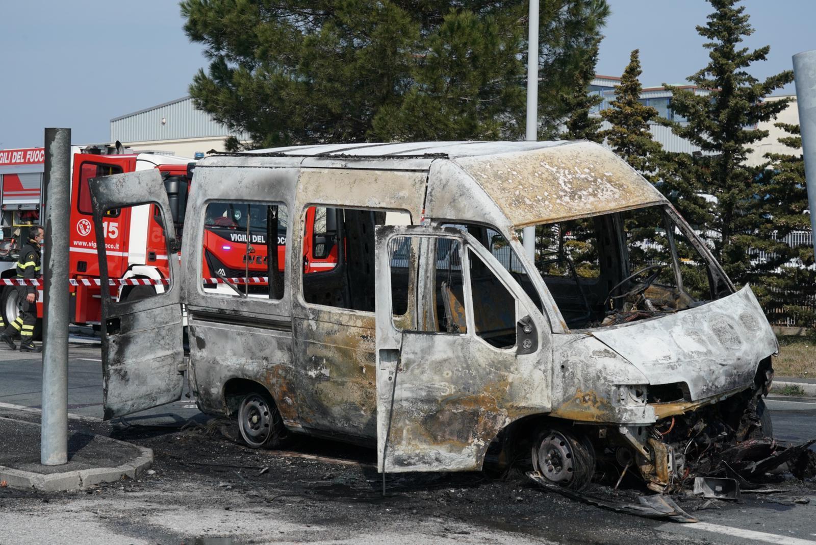 Il furgone divorato dalle fiamme (foto Franco Silvi)