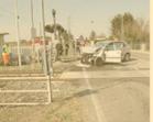 Autosfonda le sbarre ed è travolta dal treno. Muore il conducente