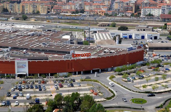 Dimentica la borsa all’Ipercoop, due anziani gliela restituiscono 