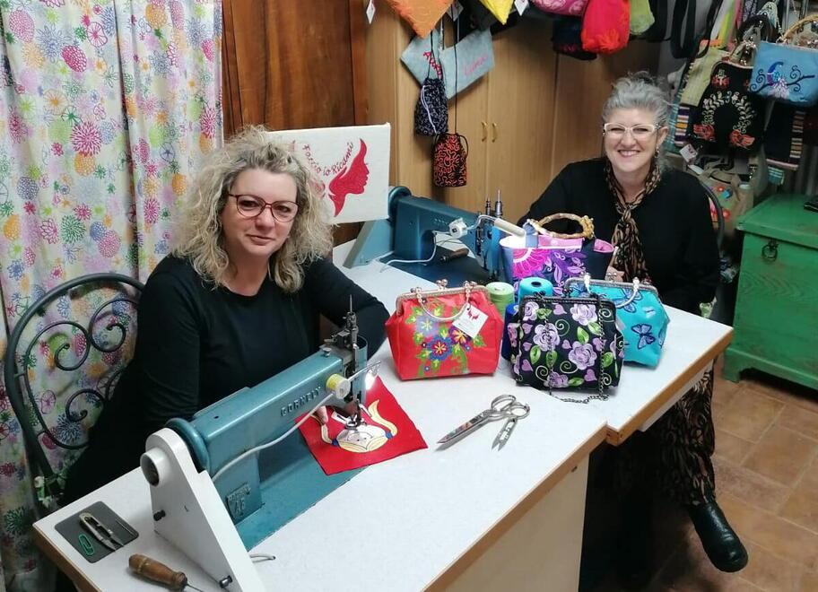 Silvia Vernai e Cinzia Lafranca nel loro laboratorio e alcuni dei modelli da loro realizzati