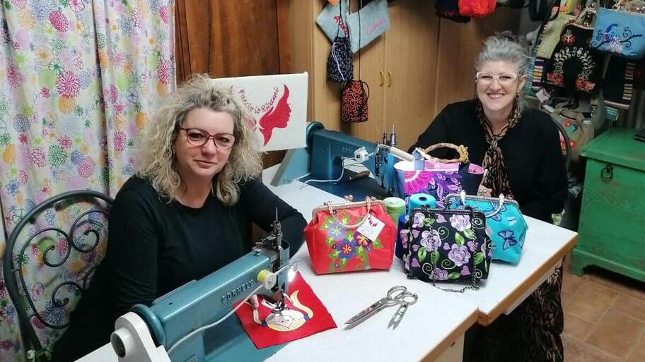 Silvia Vernai e Cinzia Lafranca nel loro laboratorio e alcuni dei modelli da loro realizzati