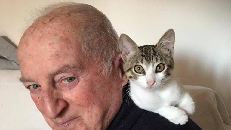 Otello Martini con il suo gatto