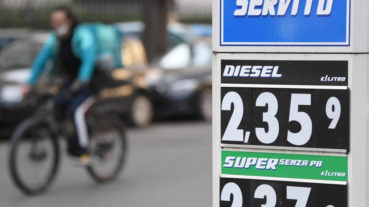 Aumento del prezzo dei carburanti: esposto di Codacons alle procure sarde