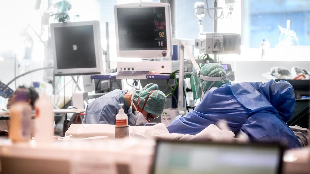 Covid, contagi in ascesa: crescono anche quelli settimanali