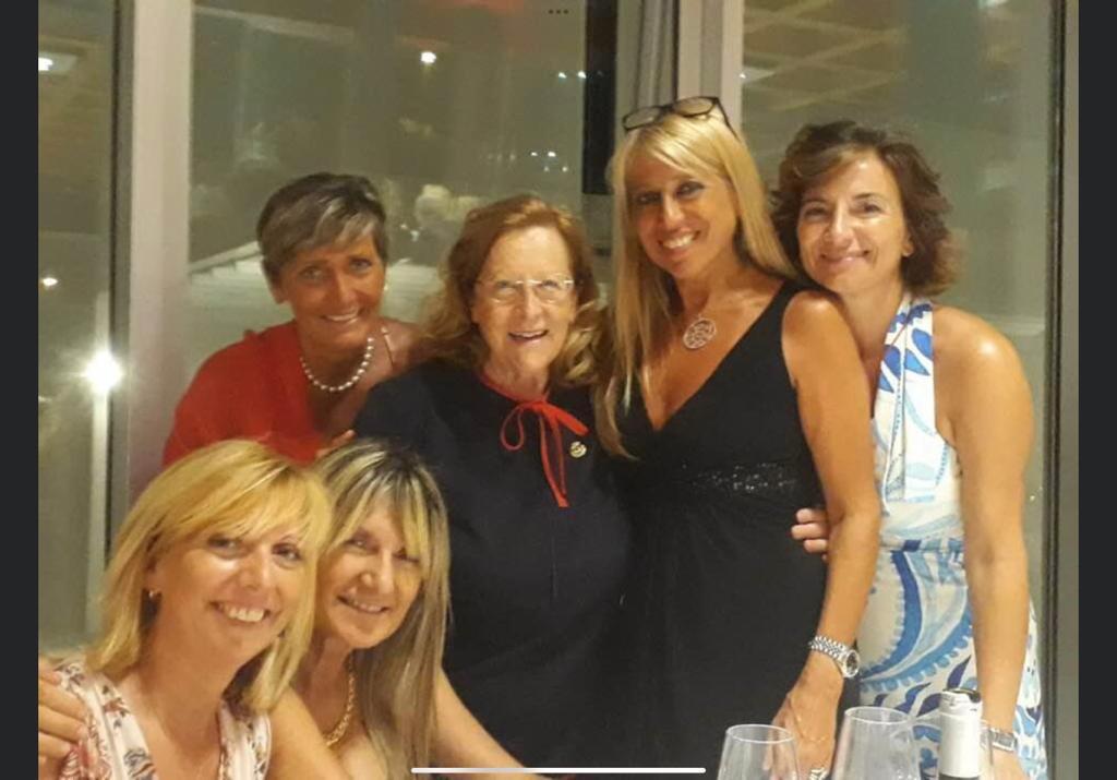 Elisa Vincenti, al centro, con le volontarie della Croce Rossa