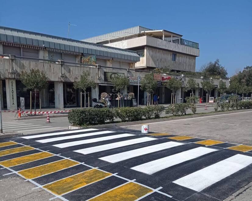 Tirrenia, attraversamenti in quota ai lati di piazza Belvedere 