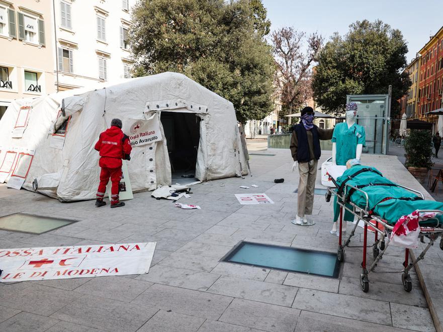 Ospedale da campo in piazza a Modena. «Sanità e aggressioni, basta» 