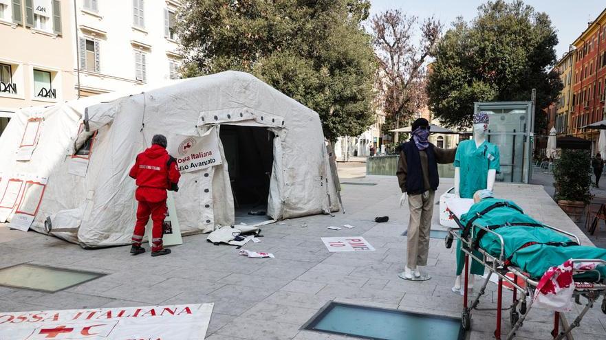 Ospedale da campo in piazza a Modena. «Sanità e aggressioni, basta»