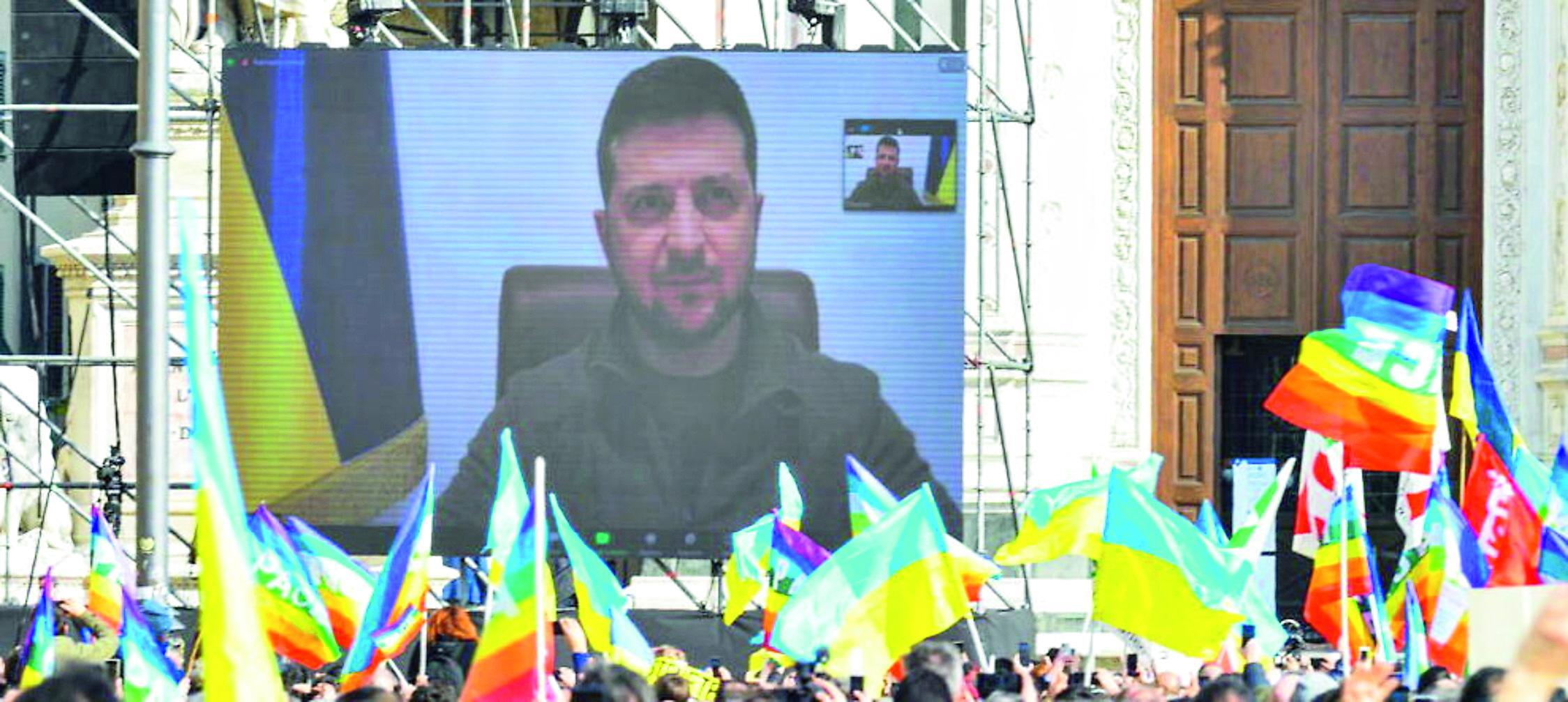 Il maxischermo in piazza Santa Croce durante il messaggio del presidente ucraino Zelensky alle cento città europee