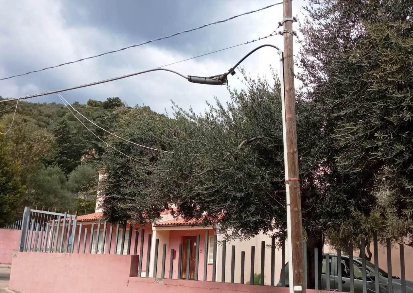 Cavi del telefono a penzoloni tra le case