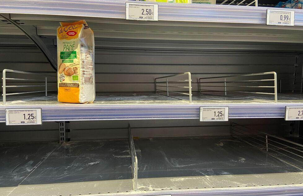 Caccia a farina, pomodoro e pasta: scaffali vuoti, arrivano i... rinforzi. A Livorno primi segnali di psicosi