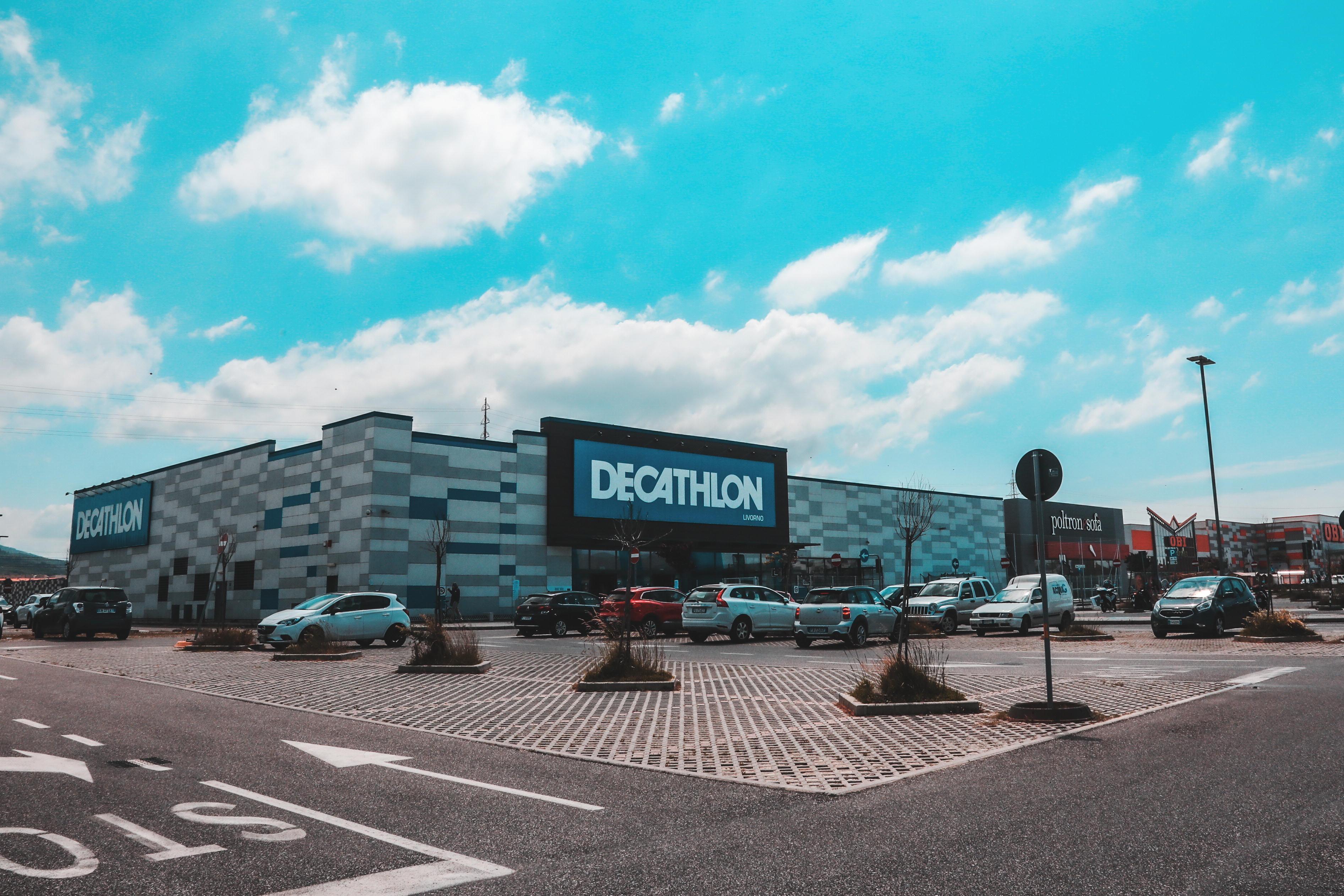 Rubano carte prepagate al circolo di scherma e tentano di fare acquisti da Decathlon: denunciati tre minorenni