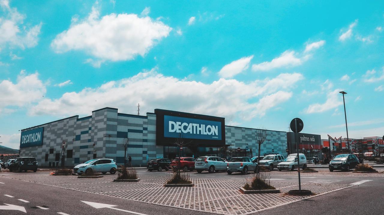 Rubano carte prepagate al circolo di scherma e tentano di fare acquisti da Decathlon: denunciati tre minorenni