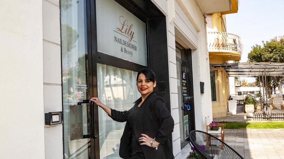 Lilian Almanza di fronte al suo salone (fotoservizio paglianti)