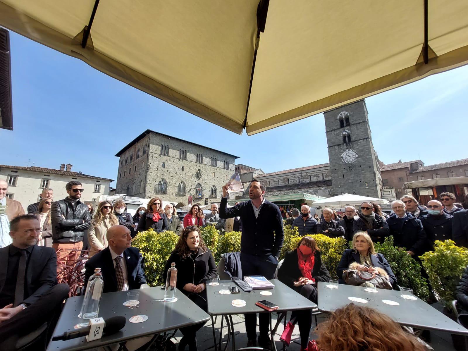 Un momento dell’ufficializzazione della candidatura a sindaco di Alessandro Tomasi in piazza del Duomo