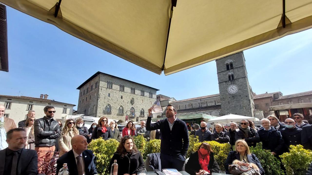 Un momento dell’ufficializzazione della candidatura a sindaco di Alessandro Tomasi in piazza del Duomo