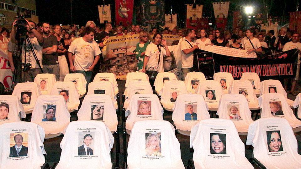 I familiari delle vittime della strage con le foto dei loro cari