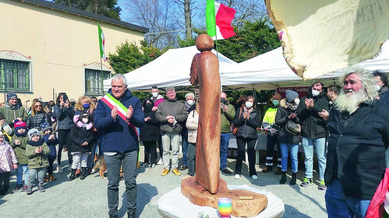 Un momento della cerimonia di ieri mattina a Montemagno