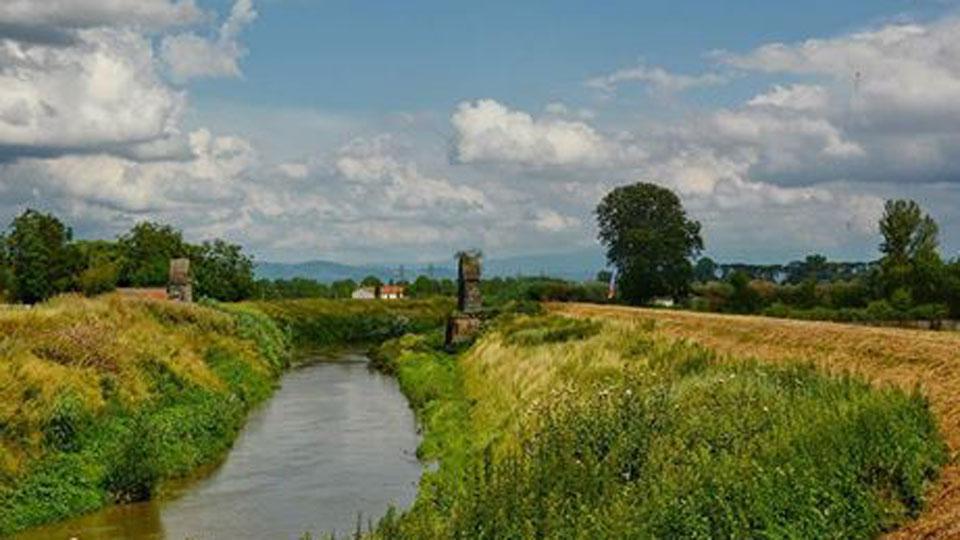 Il fiume Ombrone lungo cui saranno realizzate piste ciclabili (foto d’archivio)