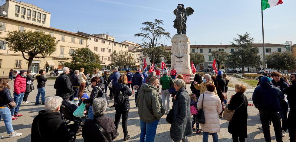 Piscina: nuoto in piazza per riaprire al più presto 