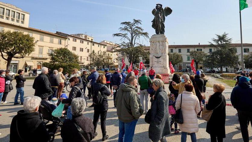 Piscina: nuoto in piazza per riaprire al più presto