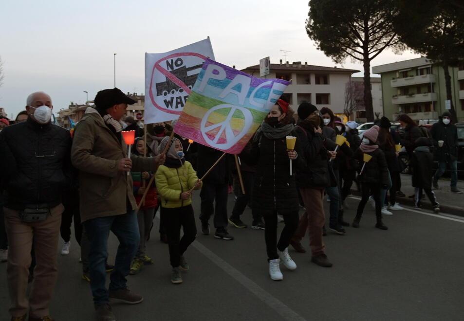 In quattrocento alla fiaccolata per la pace: «Necessario essere qui per i bambini» 
