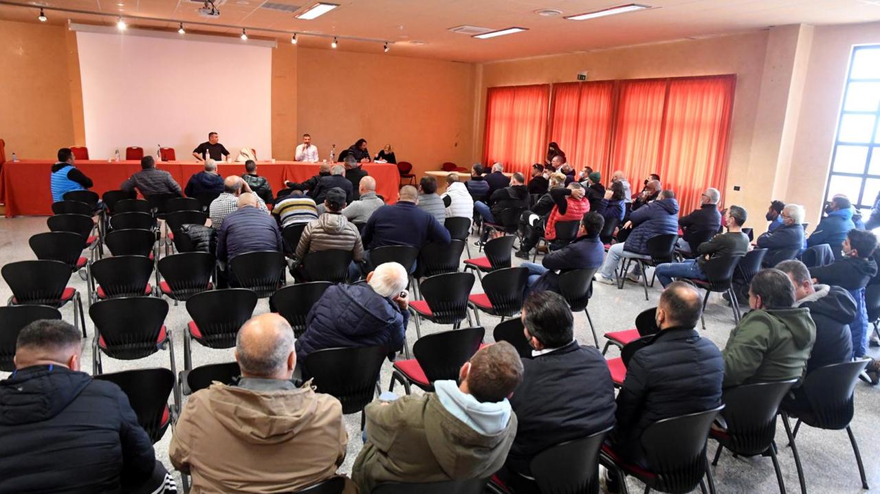 L'assemblea degli autotrasportatori a Tramatza (foto Francesco Pinna)