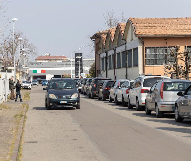 Modena, via Pica, tutti in fila per il metano a un euro: «Qui da Bologna per risparmiare sul pieno» 