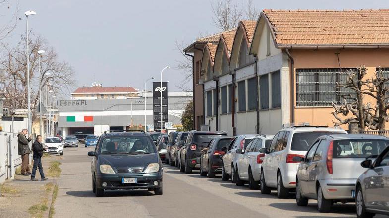 Modena, via Pica, tutti in fila per il metano a un euro: «Qui da Bologna per risparmiare sul pieno»